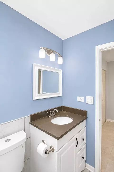 Bath - 5559 Elizabeth Pl, Rolling Meadows, IL 60008 photo 3 of 5