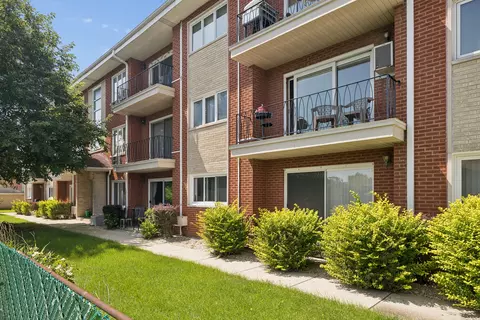 4750 W 101st St #1B, Oak Lawn, IL 60453