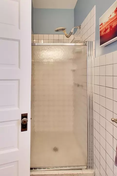 Bath - 3307 N Oakley Ave, Chicago, IL 60618 photo 2 of 4