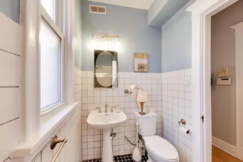 Bath - 3307 N Oakley Ave, Chicago, IL 60618 photo 1 of 4