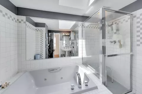 Bath - 3307 N Oakley Ave, Chicago, IL 60618 photo 4 of 4