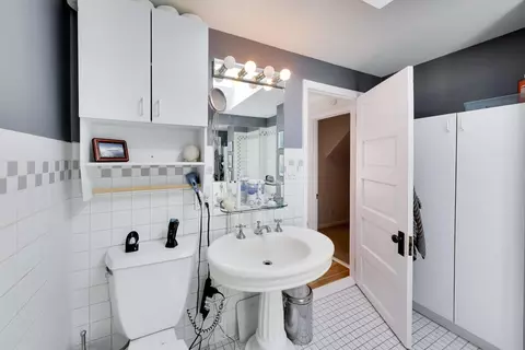 Bath - 3307 N Oakley Ave, Chicago, IL 60618 photo 3 of 4