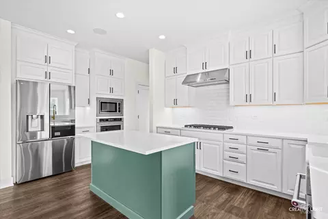Kitchen - 3527 S Riding Rdg, Elgin, IL 60124 photo 4 of 5