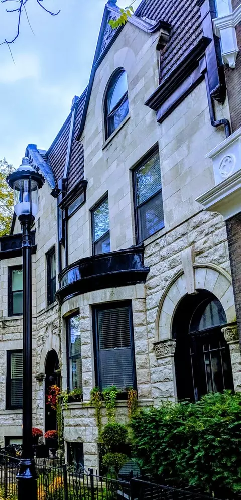 3823 N Alta Vista Ter, Chicago, IL 60613