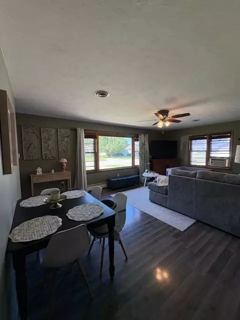 Living - 530 E 3rd St, Lockport, IL 60441 photo 3 of 5