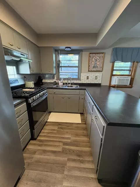 Kitchen - 530 E 3rd St, Lockport, IL 60441 photo 2 of 4