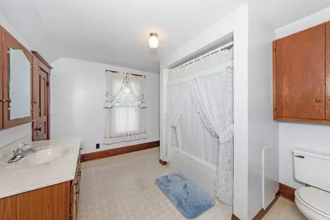 Bath - 320 Walnut St, Minonk, IL 61760 photo 2 of 3