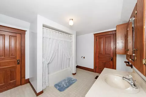 Bath - 320 Walnut St, Minonk, IL 61760 photo 3 of 3