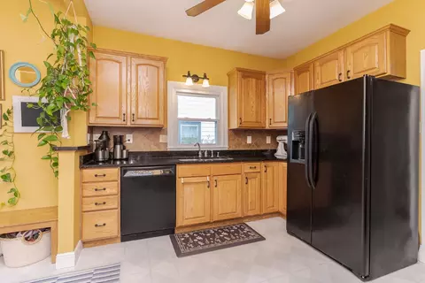 Kitchen - 301 Vale St, Bloomington, IL 61701 photo 3 of 4