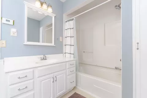 Bath - 301 Vale St, Bloomington, IL 61701 photo 2 of 2