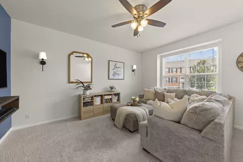 Living - 274 Comstock Dr, Elgin, IL 60124 photo 1 of 2