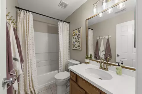Bath - 274 Comstock Dr, Elgin, IL 60124 photo 4 of 4