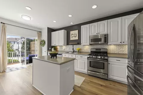 Kitchen - 274 Comstock Dr, Elgin, IL 60124 photo 1 of 3