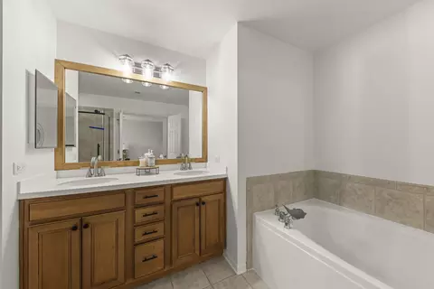 Bath - 274 Comstock Dr, Elgin, IL 60124 photo 2 of 4