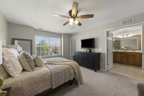 Bedroom - 274 Comstock Dr, Elgin, IL 60124 photo 2 of 4