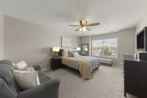 Bedroom - 274 Comstock Dr, Elgin, IL 60124 photo 1 of 4