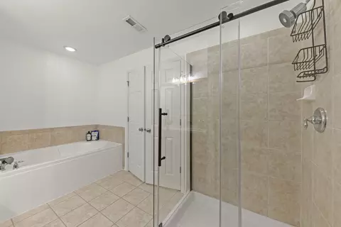 Bath - 274 Comstock Dr, Elgin, IL 60124 photo 3 of 4