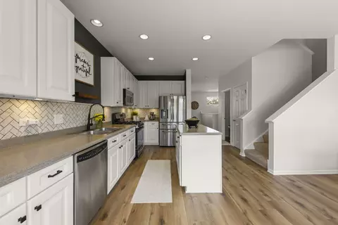 Kitchen - 274 Comstock Dr, Elgin, IL 60124 photo 2 of 3