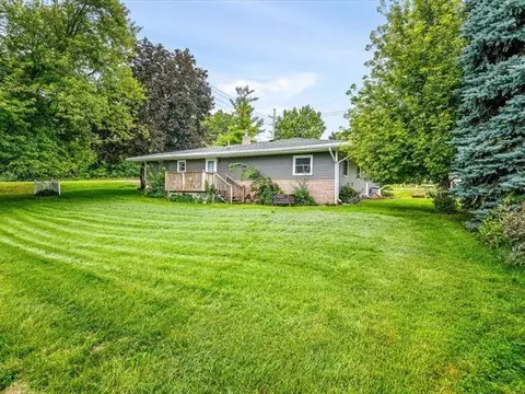 Exterior - 1905 S Walnut Rd, Freeport, IL 61032 photo 6 of 8