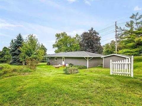 Exterior - 1905 S Walnut Rd, Freeport, IL 61032 photo 3 of 8