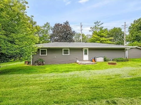 Exterior - 1905 S Walnut Rd, Freeport, IL 61032 photo 5 of 8
