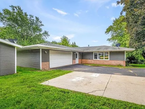 Exterior - 1905 S Walnut Rd, Freeport, IL 61032 photo 2 of 8
