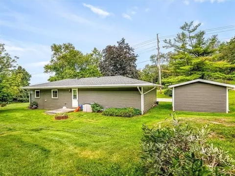 Exterior - 1905 S Walnut Rd, Freeport, IL 61032 photo 4 of 8