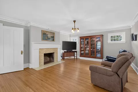 Living - 1333 Ottawa Ave, Ottawa, IL 61350 photo 6 of 7