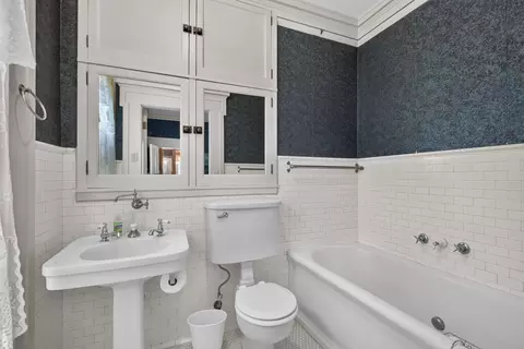 Bath - 1333 Ottawa Ave, Ottawa, IL 61350 photo 1 of 5