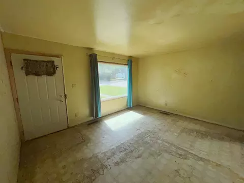 Living - 2675 E Melbrook Dr, Kankakee, IL 60901 photo 2 of 3