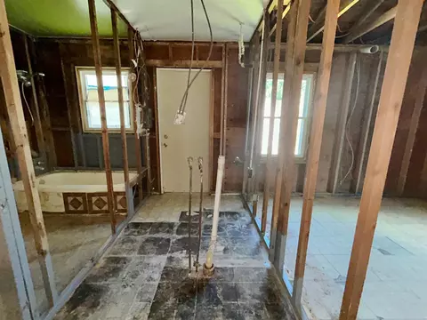 Bath - 2675 E Melbrook Dr, Kankakee, IL 60901 photo 2 of 2
