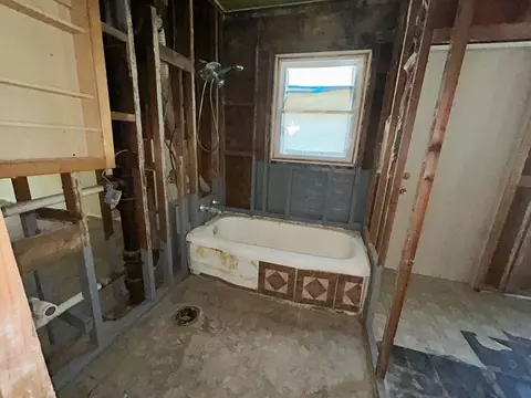 Bath - 2675 E Melbrook Dr, Kankakee, IL 60901 photo 1 of 2