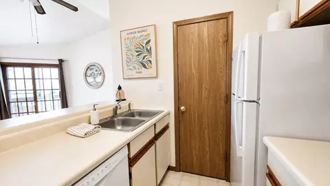 Kitchen - 4312 W Shamrock Ln #3C, Mchenry, IL 60050 photo 3 of 3