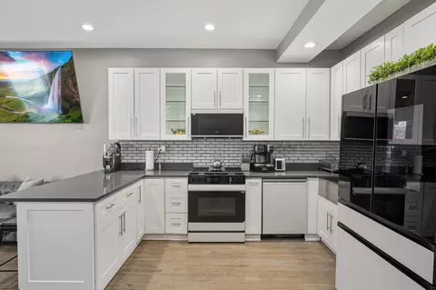 Kitchen - 231 E 59th St #1, Chicago, IL 60637 photo 2 of 2