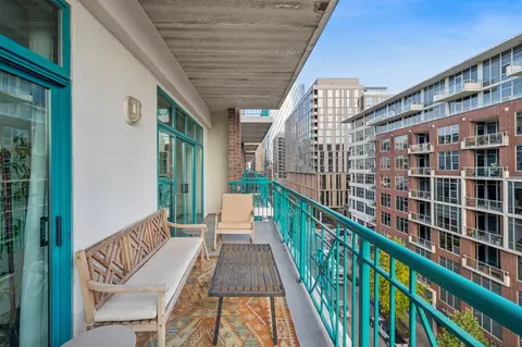 Exterior - 920 W Madison St #7D, Chicago, IL 60607 photo 2 of 2