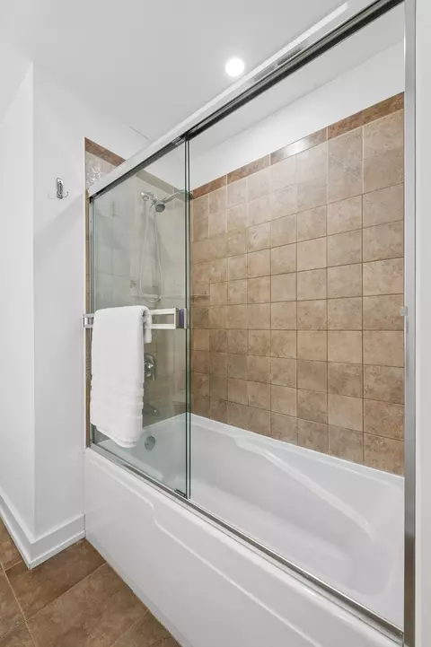 Bath - 920 W Madison St #7D, Chicago, IL 60607 photo 3 of 4