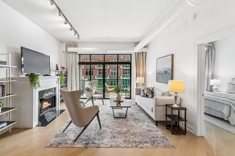 Living - 920 W Madison St #7D, Chicago, IL 60607 photo 1 of 3