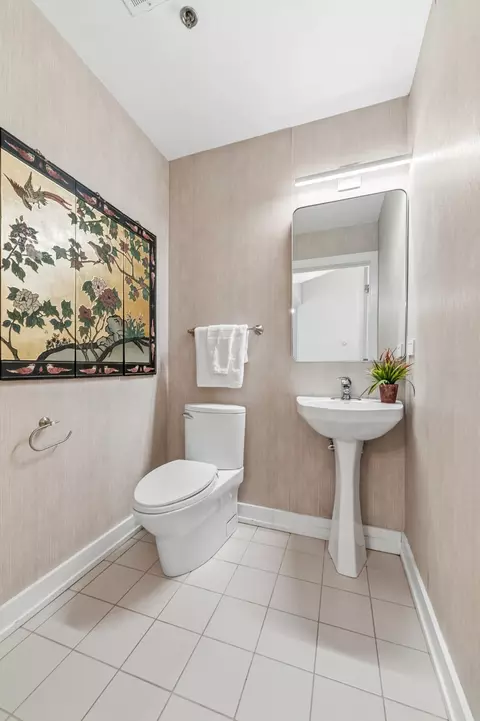 Bath - 920 W Madison St #7D, Chicago, IL 60607 photo 1 of 4