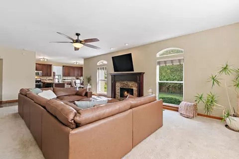 Living - 1871 Cooper Ln, Algonquin, IL 60102 photo 3 of 4