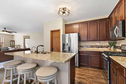 Kitchen - 1871 Cooper Ln, Algonquin, IL 60102 photo 3 of 6