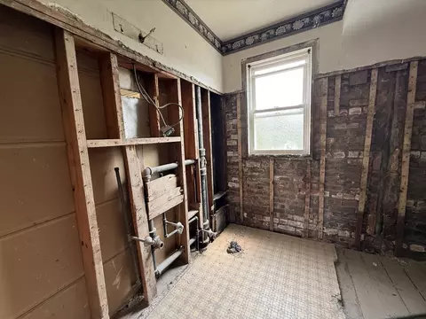 Bath - 8545 S Euclid Ave, Chicago, IL 60617 photo 2 of 3
