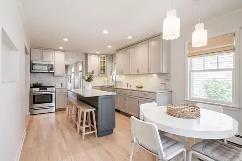 Kitchen - 324 N Highview Ave, Elmhurst, IL 60126 photo 2 of 3