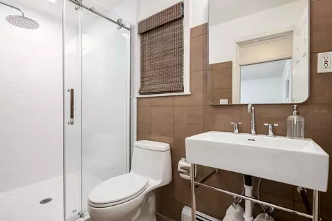 Bath - 324 N Highview Ave, Elmhurst, IL 60126 photo 1 of 3