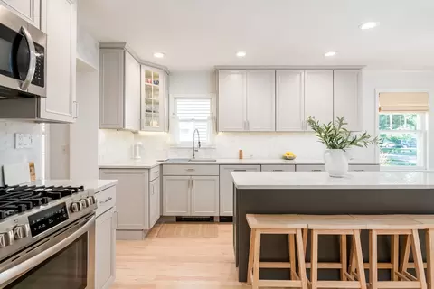 Kitchen - 324 N Highview Ave, Elmhurst, IL 60126 photo 1 of 3