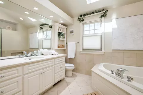 Bath - 324 N Highview Ave, Elmhurst, IL 60126 photo 2 of 3