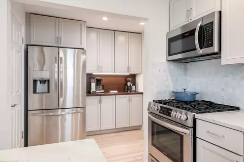 Kitchen - 324 N Highview Ave, Elmhurst, IL 60126 photo 3 of 3