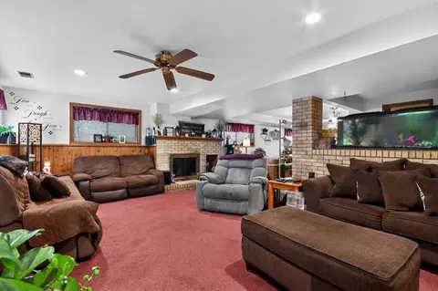 Living - 7060 Jacobs Rd, Macon, IL 62544 photo 2 of 2