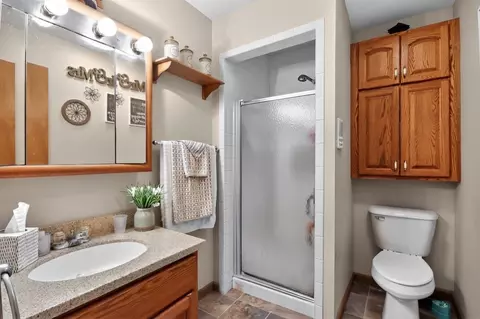Bath - 7060 Jacobs Rd, Macon, IL 62544 photo 1 of 3