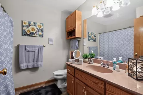 Bath - 7060 Jacobs Rd, Macon, IL 62544 photo 2 of 3