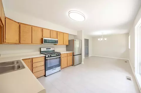 465 Westview St, Hoffman Estates, IL 60169 photo 5